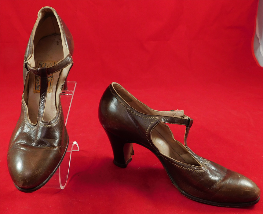 Vintage Art Deco Brown Leather Decorative Stitching T-Strap Flapper Dance Shoes
This pair of vintage Art Deco brown leather decorative stitching T-strap flapper dance shoes date from the 1920s.