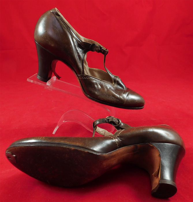 Vintage Art Deco Brown Leather Decorative Stitching T-Strap Flapper Dance Shoes
They are in good gently worn condition, with only a few scuffs and the leather trim backing under the heel is lifting.