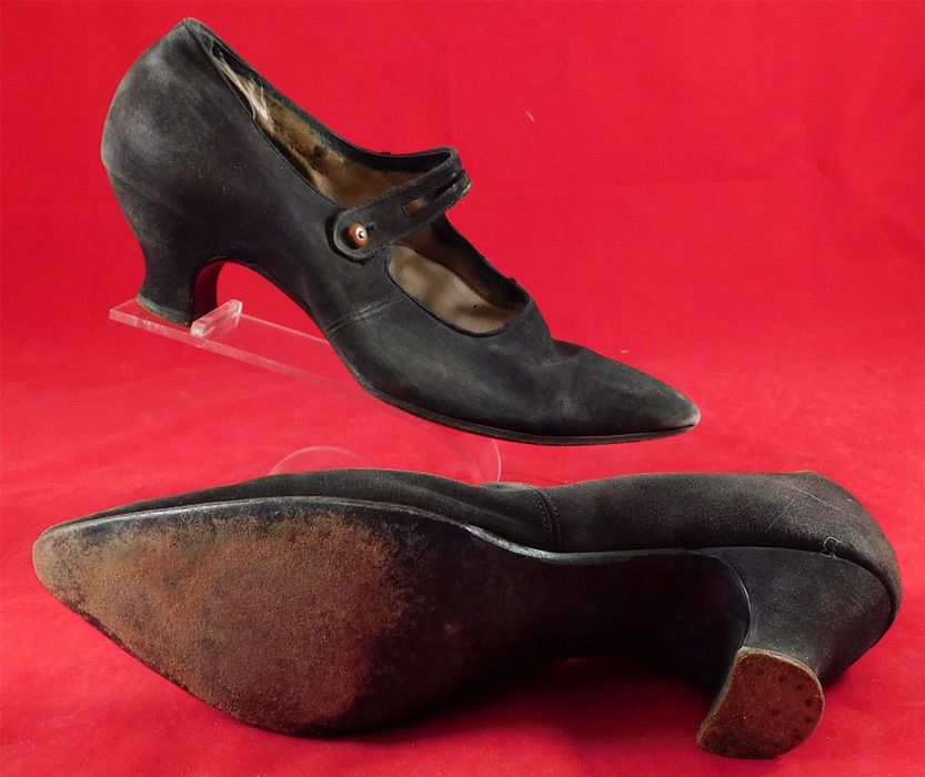 Vintage Fred T. Huggins Edwardian Black Suede Button Strap Mary Jane Shoes
They have been gently worn and are in good condition, with some wear, scuffs on the toes. These are truly beautiful quality made shoe! 