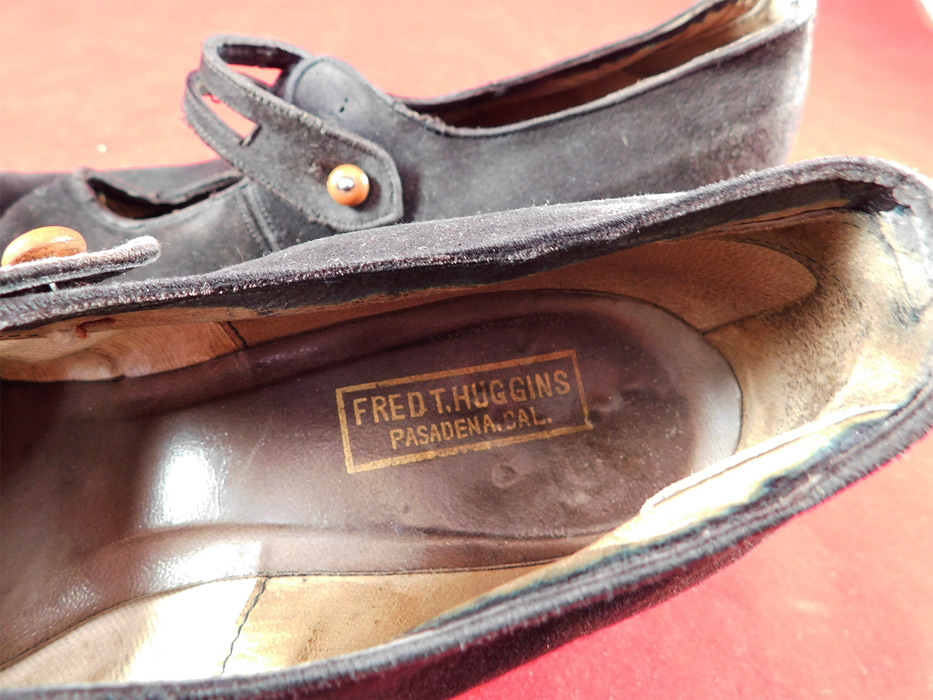 Vintage Fred T. Huggins Edwardian Black Suede Button Strap Mary Jane Shoes
They are stamped inside "Fred T. Huggins Pasadena, CAL." label. The shoes measure 10 1/2 inches long, 3 inches wide, with a 2 inch high heel. These are approximately a size 6 or 7 narrow width. 