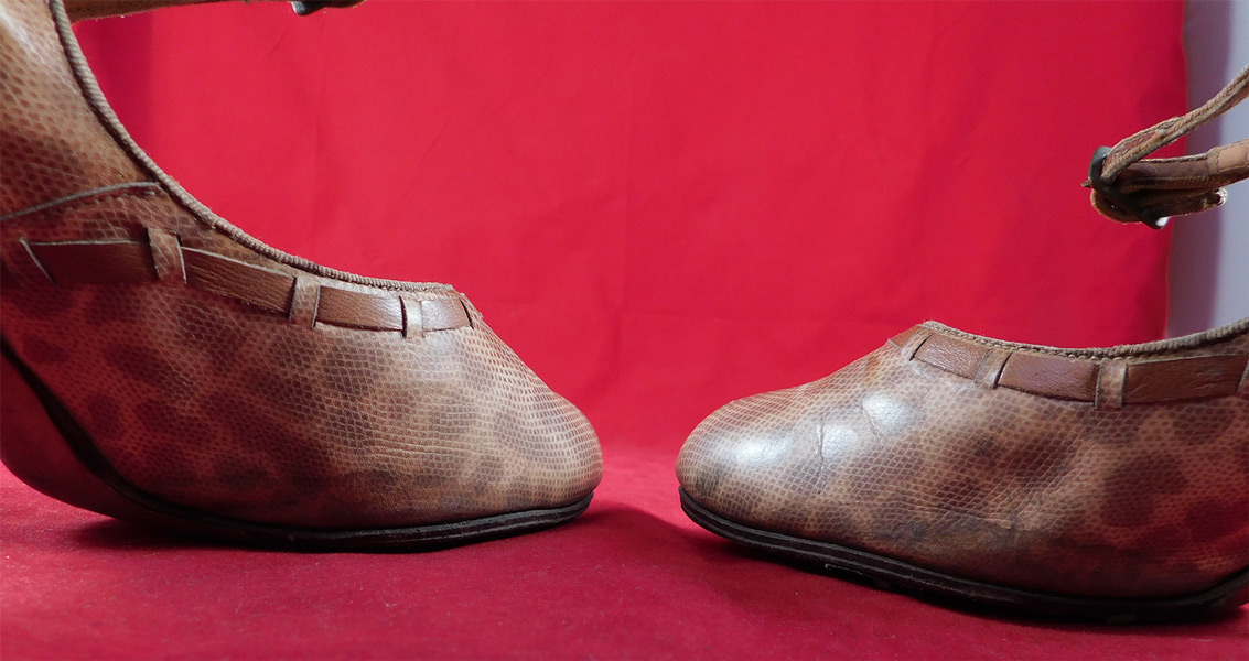 Vintage Art Deco Spotted Snakeskin Print Leather Mary Jane Buckle Strap Shoes
They are in good condition, have been gently worn, with some wear, faint water stains on the bottom front sides and loose leather trim on the heel (see close-up). These are truly a rare and wonderful piece wearable Art Deco shoe art,
