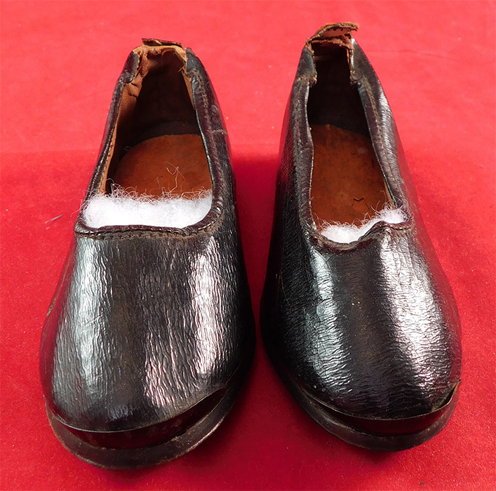 Victorian Black Leather Lancashire English Workwear Childrens Clogs Shoes
These children's clogs workwear shoes have a low slip on style, with rounded steel toecaps, a wooden, leather hard bottom sole with brass nails stamped a size 6, a low stacked wooden heel and heel lift strap tab on the back.