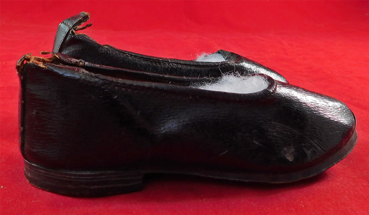 Victorian Black Leather Lancashire English Workwear Childrens Clogs Shoes
This pair of antique Victorian era black leather Lancashire English workwear children's clogs shoes date from 1890.