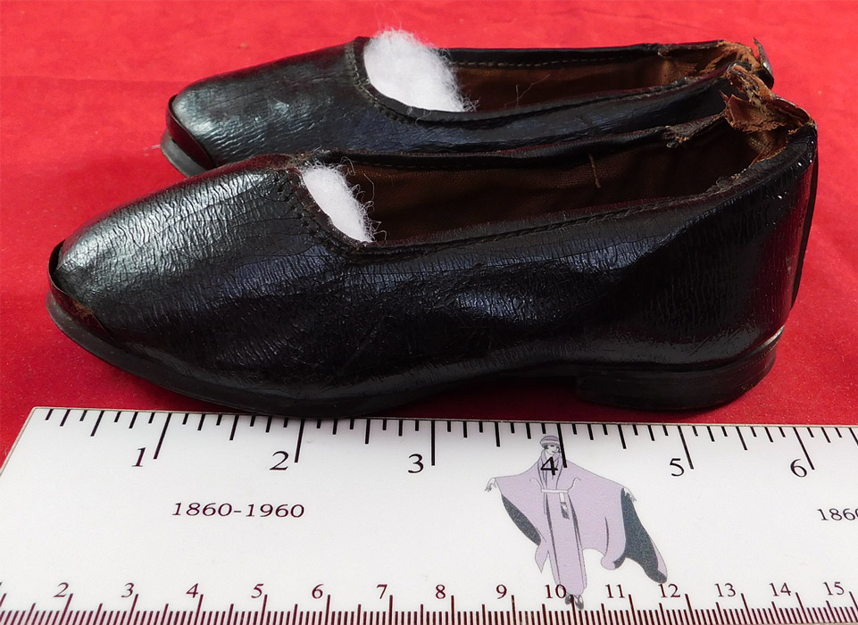 Victorian Black Leather Lancashire English Workwear Childrens Clogs Shoes
They are made of a black kip leather treated with waxes and oils to make it hard, strong and waterproof.