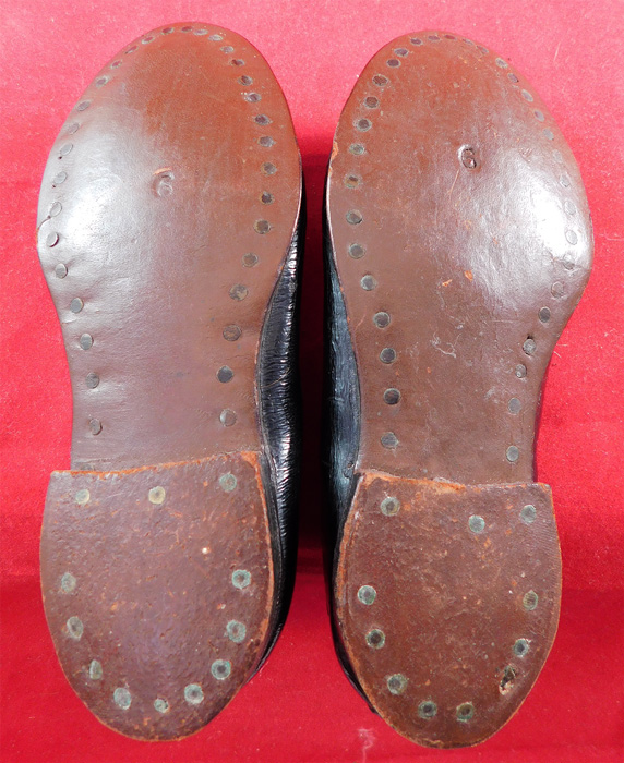 Victorian Black Leather Lancashire English Workwear Childrens Clogs Shoes
The shoes measure 6 inches long, 2 1/2 inches wide and 1/4 inch heel.