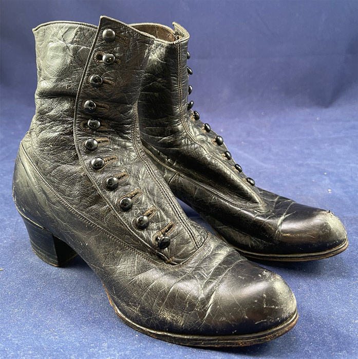 Victorian Vintage Conniff & Toher Black Leather High Top Button Boots Shoes
This pair of antique Victorian era Conniff & Toher black leather high top button boots shoes date from 1900. They are made of black leather. 