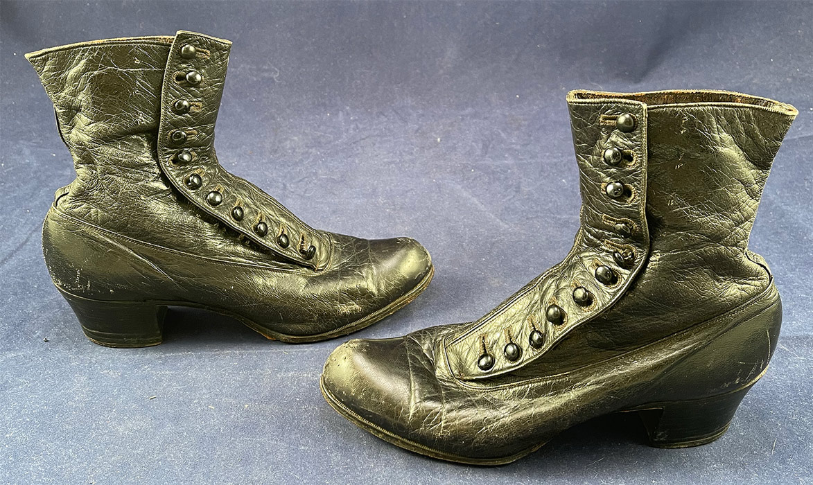 Victorian Vintage Conniff & Toher Black Leather High Top Button Boots Shoes
These beautiful boots have rounded toes, the original 11 black shoe buttons for closure, painted black stacked wooden cube heels and there is a "Conniff & Toher Oneida, N.Y." label sewn inside the top. 