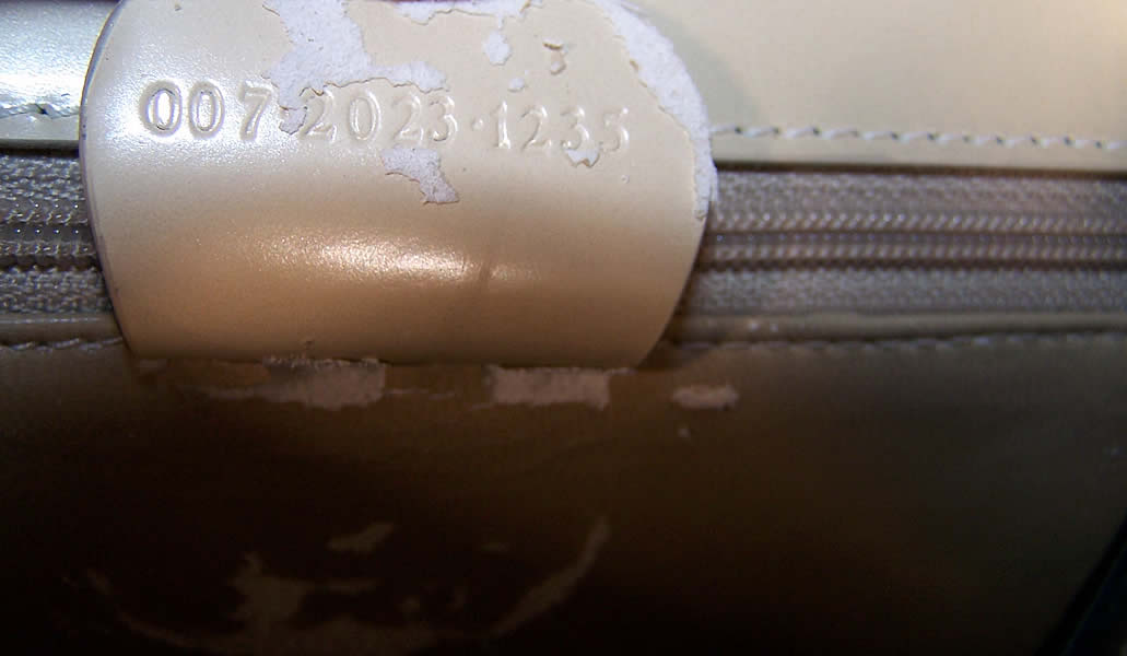 Gucci Cream Patent Leather Small Shoulder Bag Purse Close up.