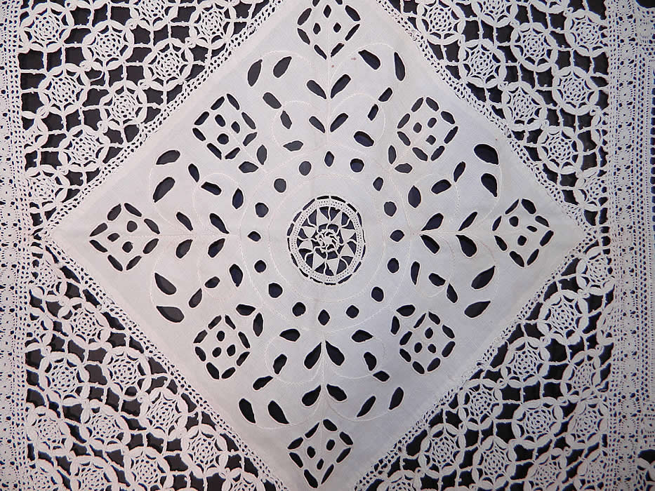 Victorian Antique Filet Bobbin Lace Renaissance Cupid Linen Cutwork Tablecloth. It is in good condition, with only a few tiny faint age spot stains. This is truly a  wonderful piece of antique lace textile art! 