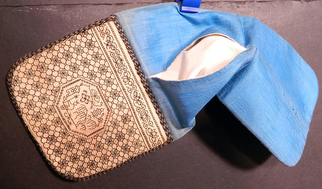 Antique Chinese Cross Stitch Embroidery Black & White Miser Coin Pouch Purse
The purse measures 11 inches long and is 3 1/2 inches wide. It is in good condition and is slightly frayed along the top border edging. This is truly a wonderful one of a kind piece of antique Chinese textile art! 