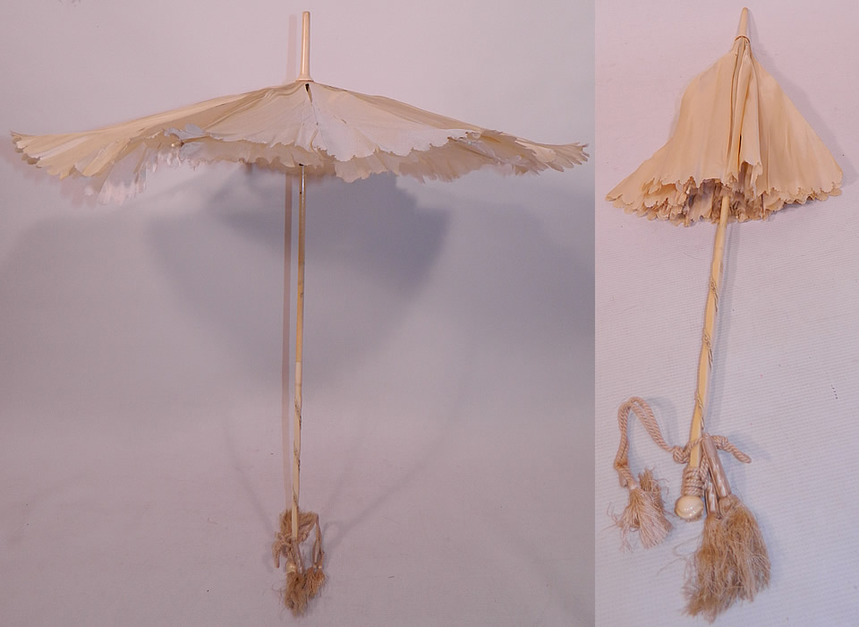 Victorian Cream Silk Carved Chain Link Wrapped Handle Parasol Tassel Trim
This antique Victorian era cream silk carved chain link wrapped handle parasol tassel trim dates from the 1870s. It is made of an off white cream color silk fabric with a scalloped edging.