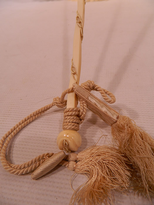Victorian Cream Silk Carved Chain Link Wrapped Handle Parasol Tassel Trim
There is a decorative carved relief bone handle, with a raised chain link design wrapped around it, ball base and finial top. 