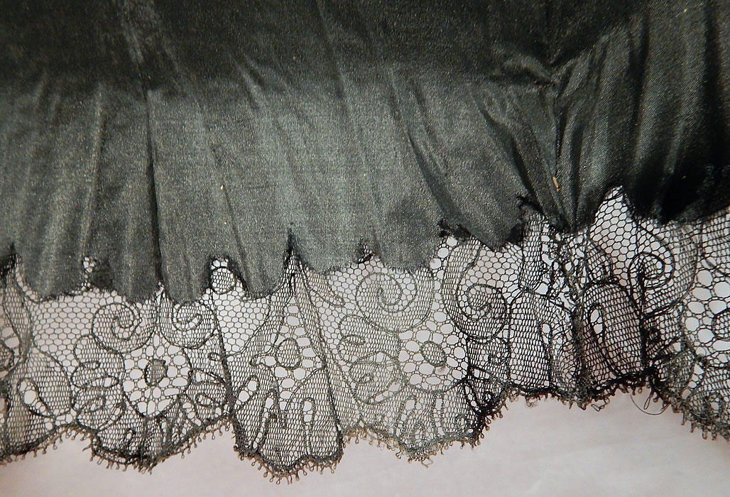 Victorian Antique Black Chantilly Lace Carved Pierced Finial Handle Parasol
It is in good as-is condition, with the silk inside lining having some damage with several frayed splits and holes, and some small breaks in the lace on the top around the finial (see close-ups). 