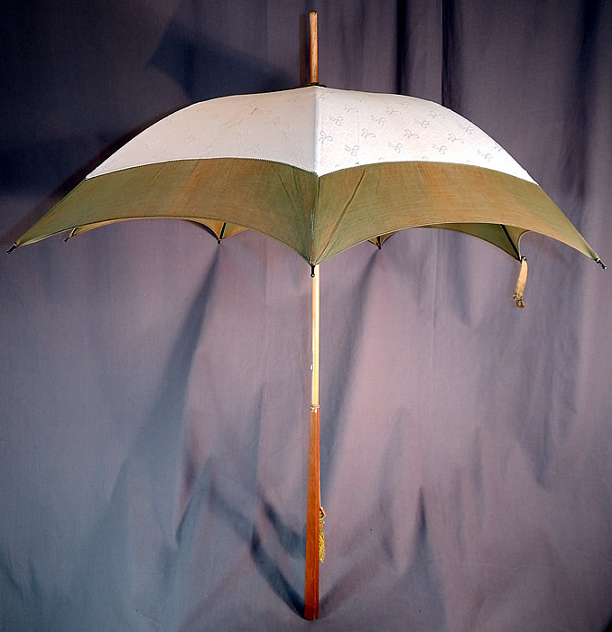 Edwardian White Cotton Damask Bow Green Trim Wood Handle Summer Parasol
It is made of white cotton damask weave fabric with a woven bow pattern design and a green cotton trim border edging. 