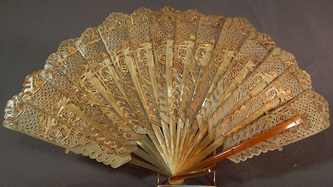 Antique Indonesia Java Wayang Shadow Puppet Gold Painted Pierced Folding Fan
This antique Indonesia Java wayang kulit shadow puppet gold painted pierced folding fan date from the the late 19th century. 