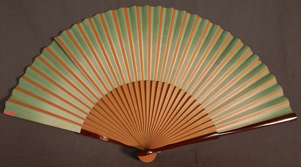 Vintage Hand Painted Pleated Paper Seville Spain Cathedral Souvenir Folding Fan
The fan measures 11 inches long and 20 inches wide when opened. 