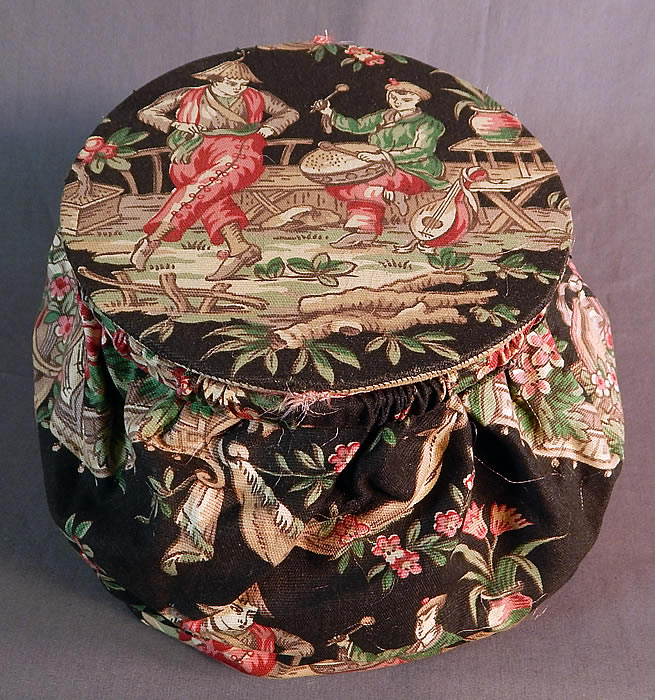 Vintage Antique Chinese Chinoiserie Chintz Print Round Sewing Bag Pouch Purse
It is hand stitched, made of black cotton twill chintz fabric background with a colorful orientalism European interpretation and imitation print of Chinese figures playing instruments and dancing. 