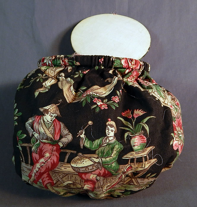 Vintage Antique Chinese Chinoiserie Chintz Print Round Sewing Bag Pouch Purse

This vintage antique Chinese Chinoiserie chintz print round sewing bag pouch purse dates from the 1920s. 