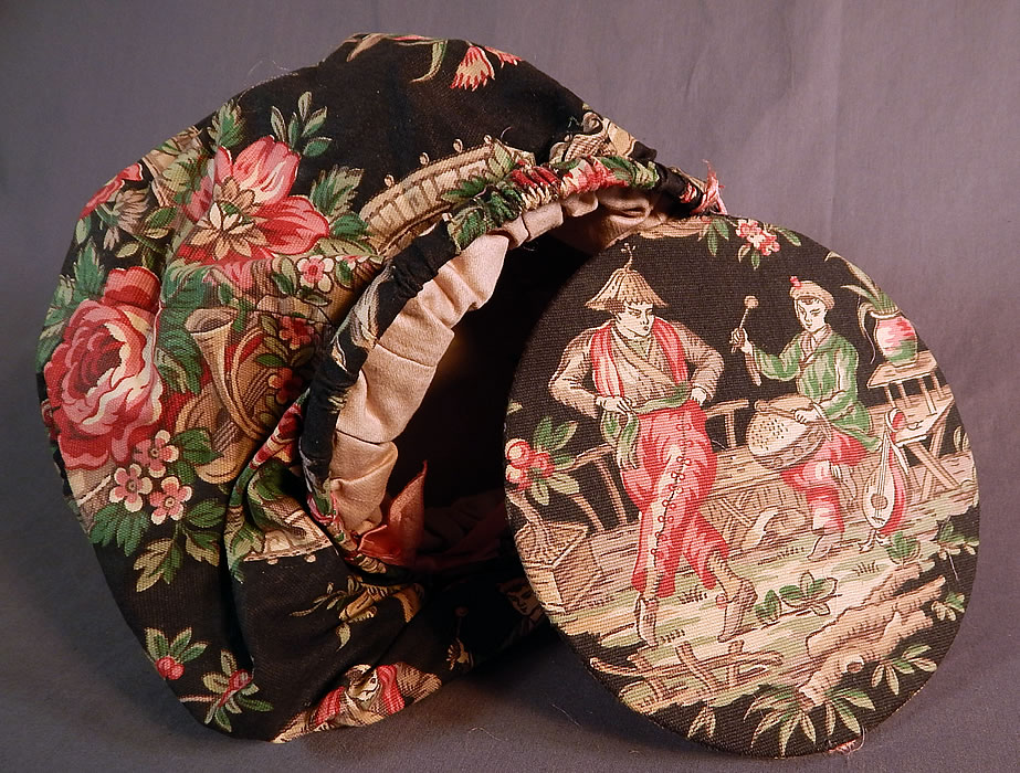 Vintage Antique Chinese Chinoiserie Chintz Print Round Sewing Bag Pouch Purse

This is truly a wonderful piece of Chinoiserie textile art! 