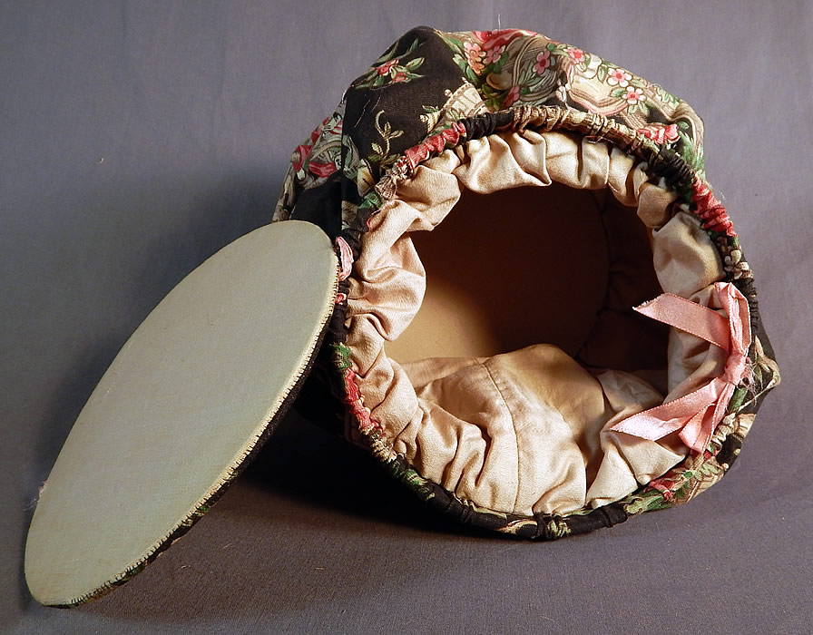 Vintage Antique Chinese Chinoiserie Chintz Print Round Sewing Bag Pouch Purse

It is in good condition. 
