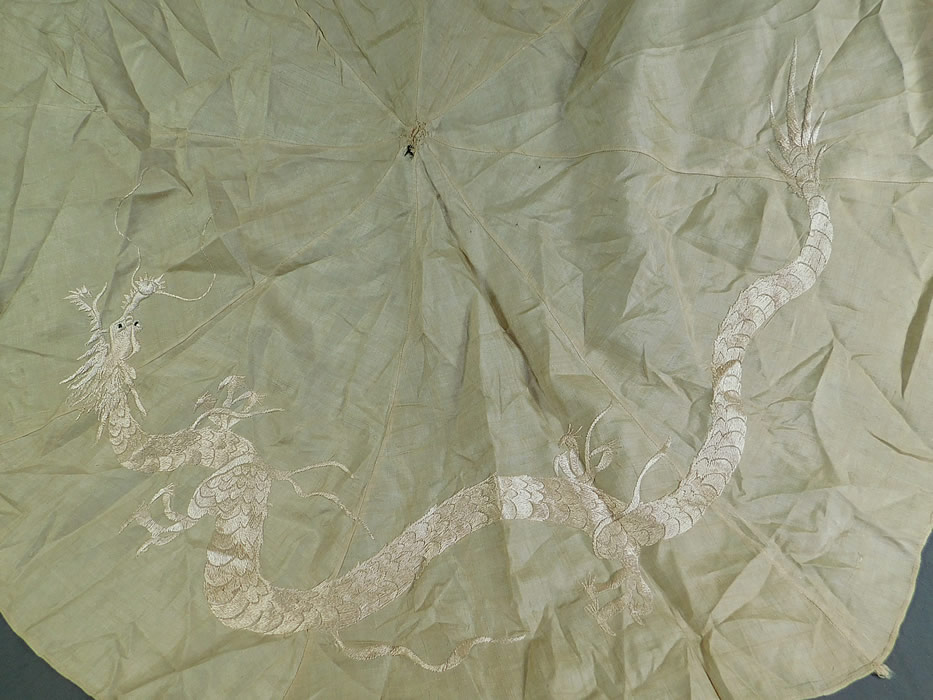 Edwardian Embroidered Japanese Dragon Pongee Raw Silk Parasol Fabric Cover
This pretty pongee parasol summer umbrella fabric would have been used to cover an antique parasol. 