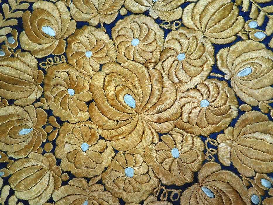 Antique Matyo Hungarian Folk Embroidery Yellow Floral Fringe Round Tablecloth
This lovely embroidered round tablecloth doily measures 110 inches in circumference, 36 inches wide and has additional 9 inch long fringe trim.
