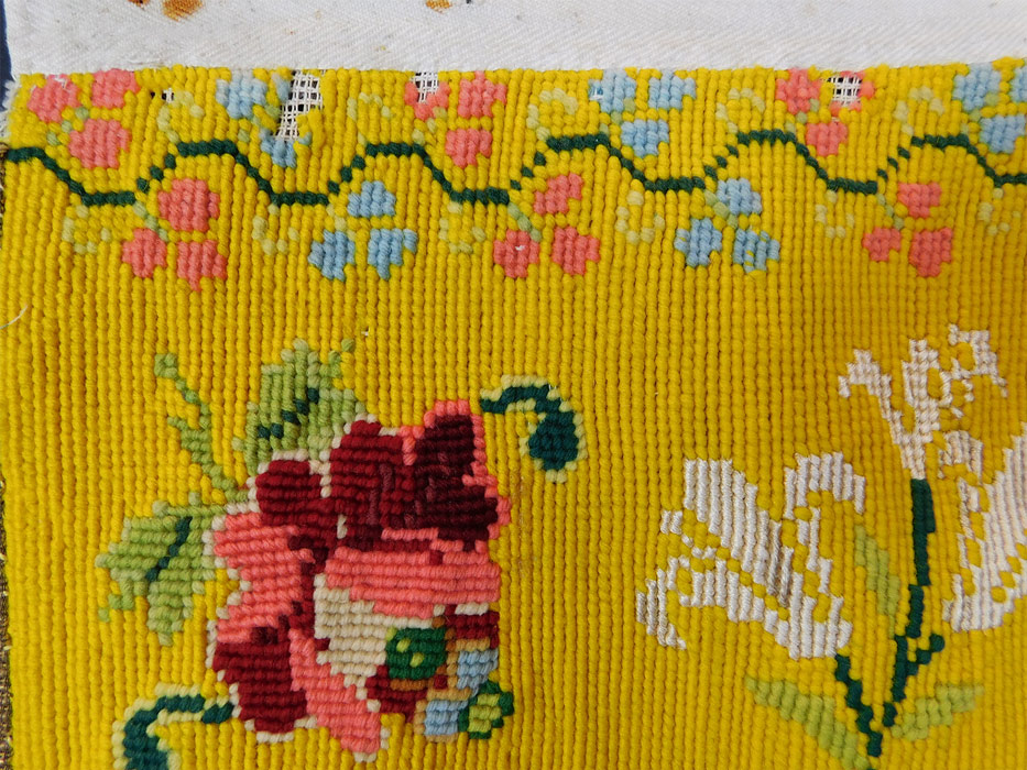 Antique Religious Catholic Altar Cloth Valance Needlepoint Embroidery Sacred Heart
This antique religious Catholic altar cloth valance needlepoint embroidery Sacred Heart dates from 1900.