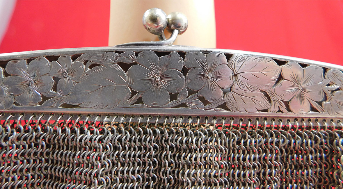 Vintage Ellessem German Alpacca Silver Mesh Chainmail Art Nouveau Floral Purse
This vintage Ellessem German Alpacca silver mesh chainmail Art Nouveau floral purse dates from 1900.