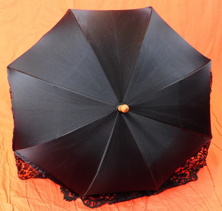 Edwardian Antique Black Silk Lace Burl Wood Stafford Knot Handle Parasol
This antique Edwardian era black silk lace burl wood Stafford knot handle parasol dates from 1910.